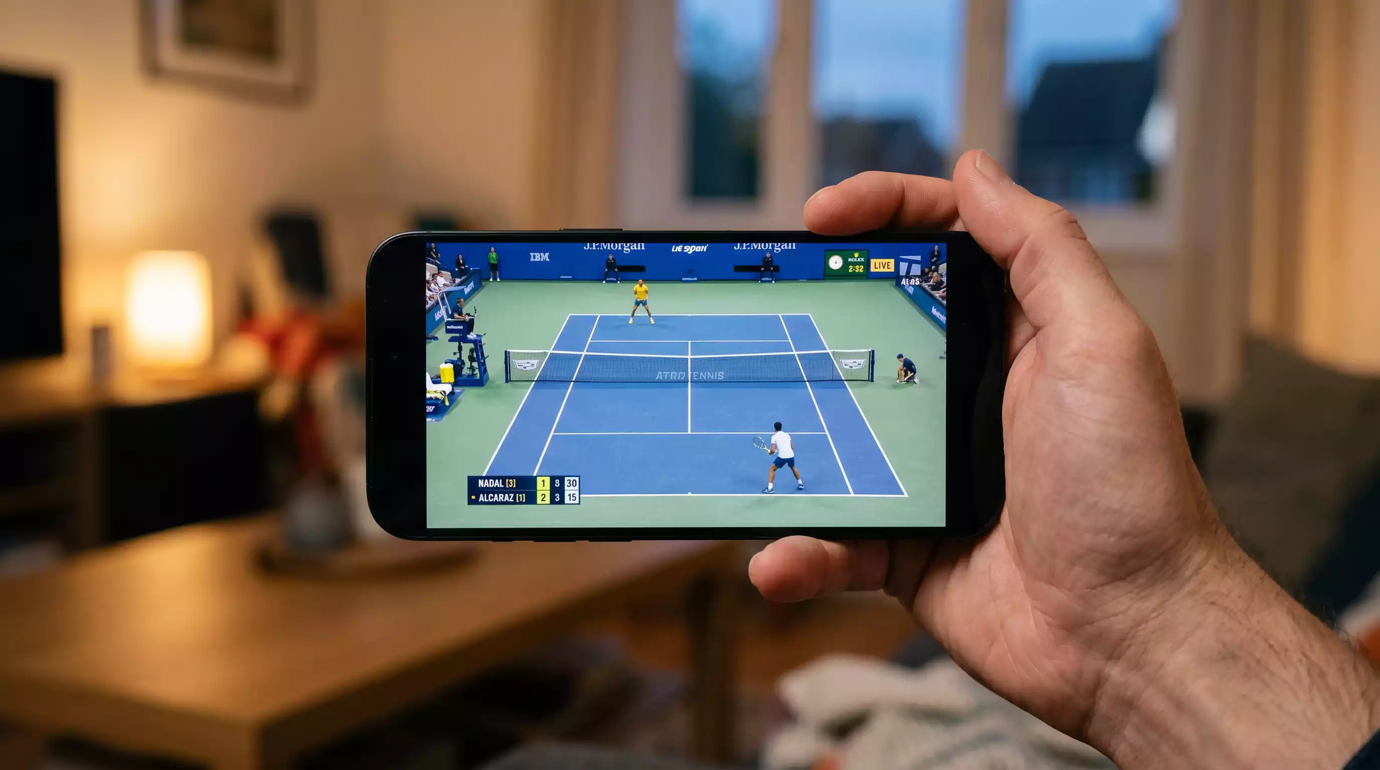 Pantalla de telefono mostrando partido de tenis en vivo con boton de decision