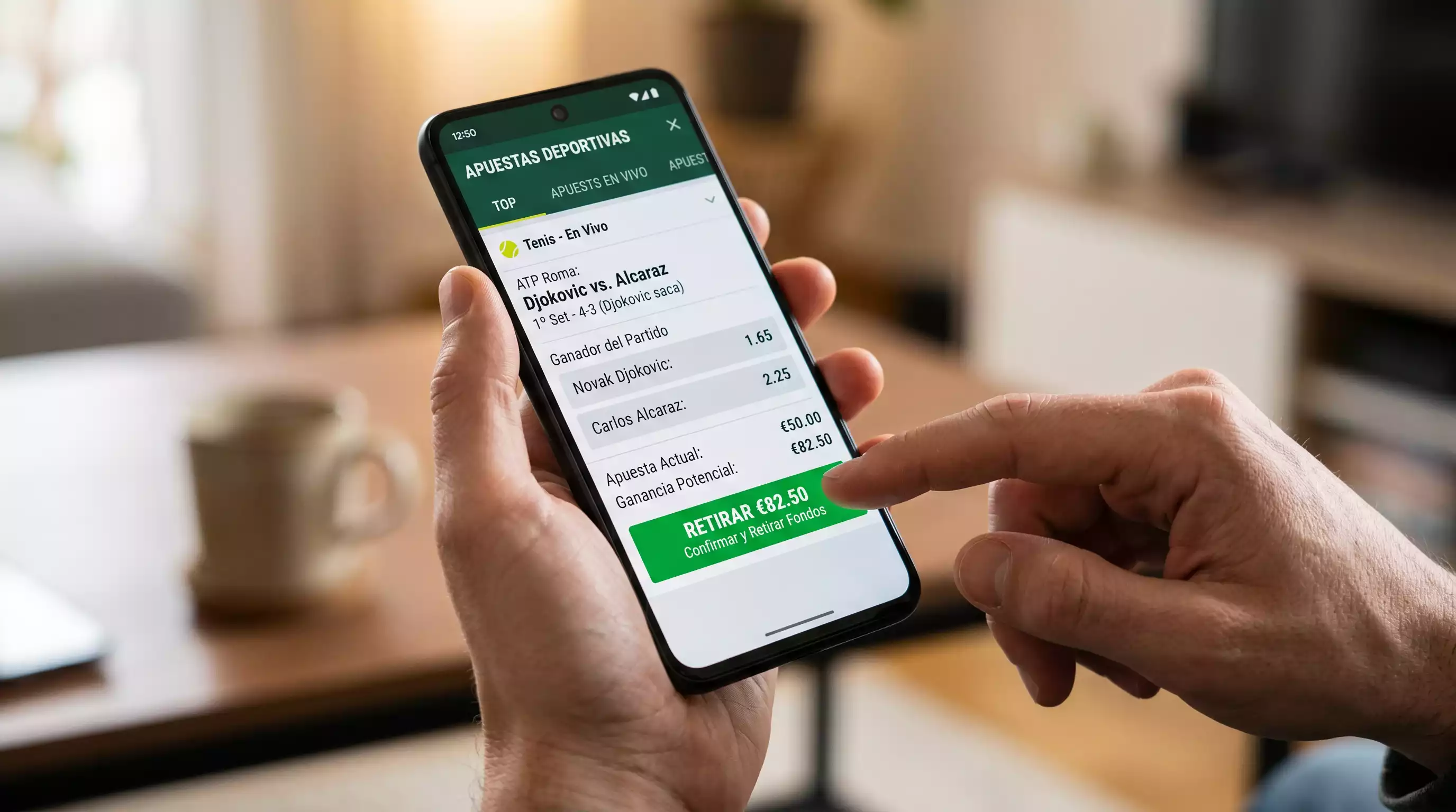 Mano sosteniendo smartphone con pantalla de apuestas deportivas